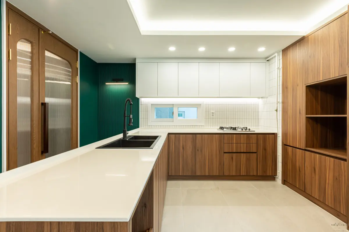 월넛과 딥그린이 만든 모던 내추럴 주방 인테리어